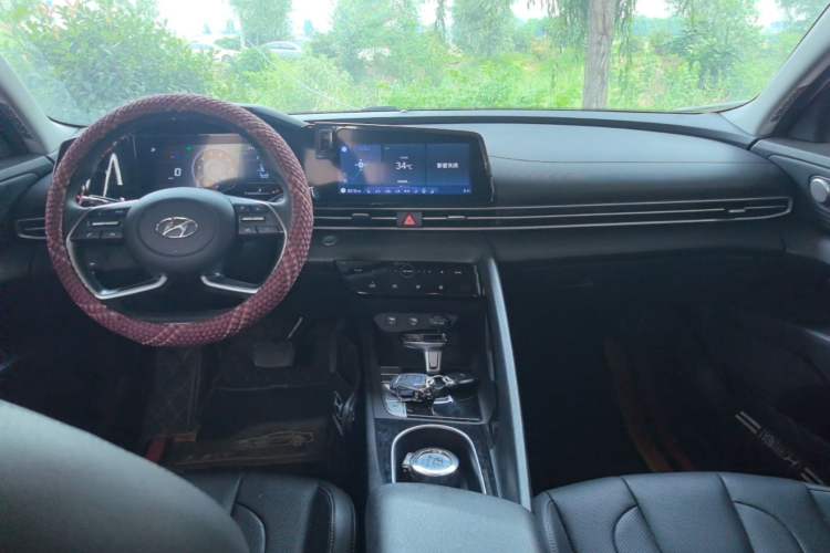 Used Hyundai Elantra 2021 1.5L CVT LUX Prestige Edition Center Console