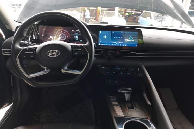 Used Hyundai Elantra 2021 1.5L CVT LUX Prestige Edition Center Console