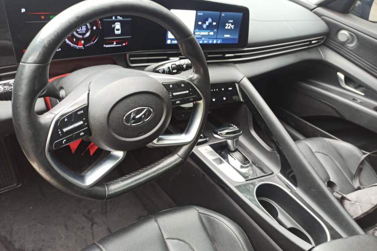 Used Hyundai Elantra 2021 1.5L CVT LUX Prestige Edition Center Console