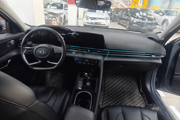 Used Hyundai Elantra 2021 1.5L CVT GLX Elite Edition Center Console