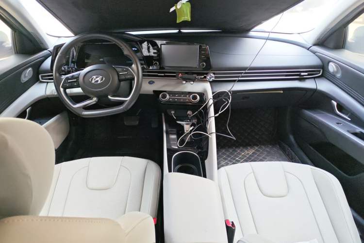 Used Hyundai Elantra 2021 1.5L CVT GLX Elite Edition Center Console