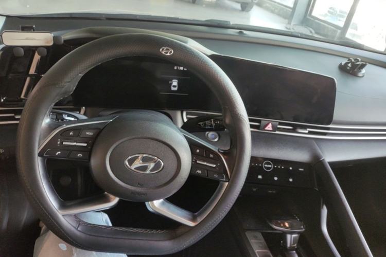 Used Hyundai Elantra 2021 1.5L CVT LUX Prestige Edition Center Console