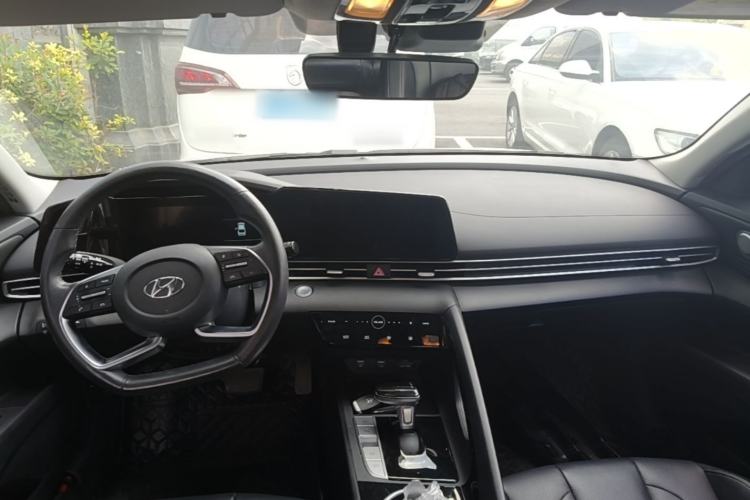 Used Hyundai Elantra 2021 1.5L CVT LUX Prestige Edition Center Console