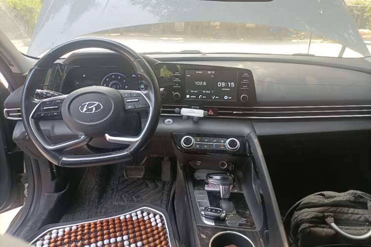 Used Hyundai Elantra 2021 1.5L CVT GLX Elite Edition Center Console