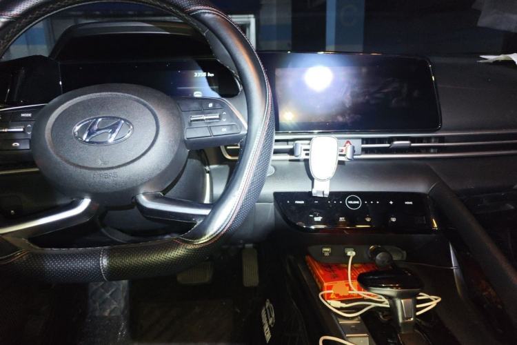 Used Hyundai Elantra 2021 1.5L CVT GLX Elite Edition Center Console