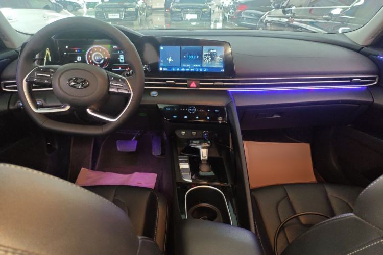 Used Hyundai Elantra 2021 1.5L CVT LUX Prestige Edition Center Console
