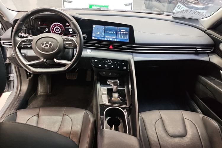Used Hyundai Elantra 2021 1.5L CVT LUX Prestige Edition Center Console