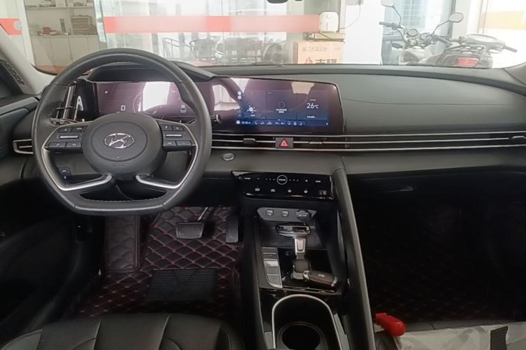 Used Hyundai Elantra 2021 1.5L CVT LUX Prestige Edition Center Console