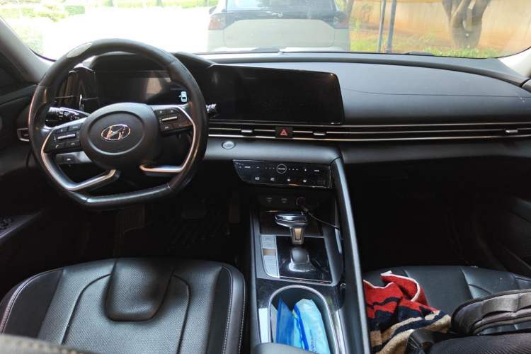 Used Hyundai Elantra 2021 1.5L CVT LUX Prestige Edition Center Console
