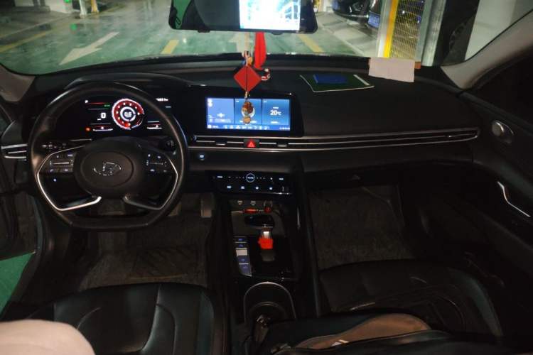 Used Hyundai Elantra 2021 1.5L CVT LUX Prestige Edition Center Console