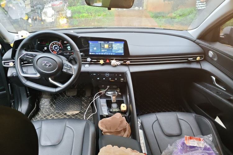 Used Hyundai Elantra 2021 1.5L CVT LUX Prestige Edition Center Console