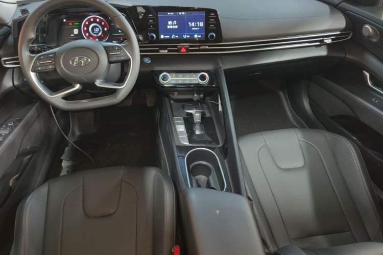 Used Hyundai Elantra 2021 1.5L CVT GLX Elite Edition Center Console