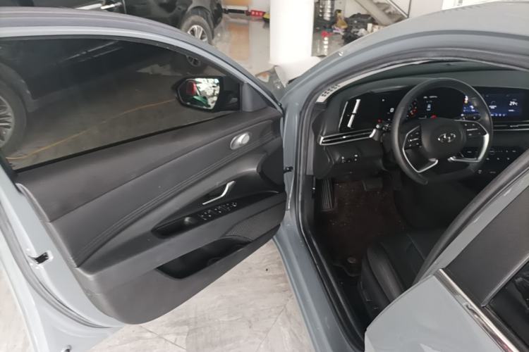 Used Hyundai Elantra 2021 1.5L CVT LUX Prestige Edition Driver Seat