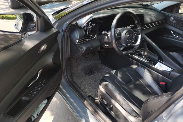Used Hyundai Elantra 2021 1.5L CVT LUX Prestige Edition Driver Seat