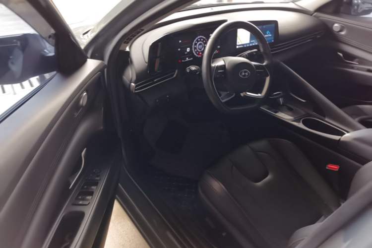 Used Hyundai Elantra 2021 1.5L CVT LUX Prestige Edition Driver Seat