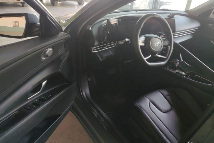 Used Hyundai Elantra 2021 1.5L CVT LUX Prestige Edition Driver Seat