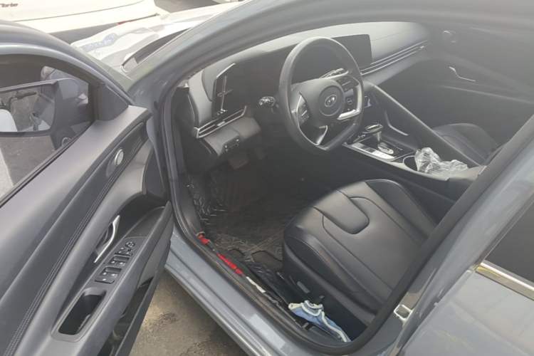 Used Hyundai Elantra 2021 1.5L CVT LUX Prestige Edition Driver Seat