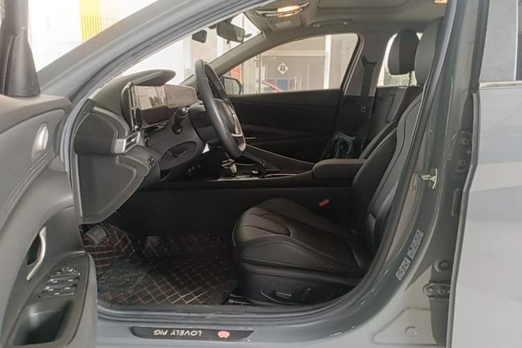 Used Hyundai Elantra 2021 1.5L CVT LUX Prestige Edition Driver Seat