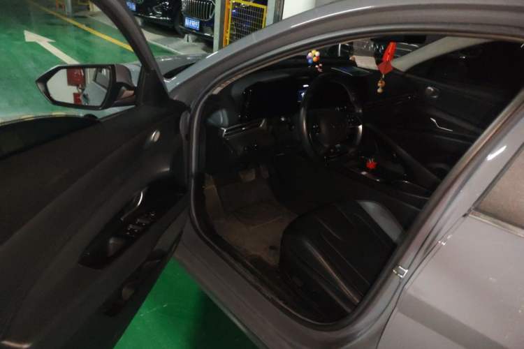 Used Hyundai Elantra 2021 1.5L CVT LUX Prestige Edition Driver Seat