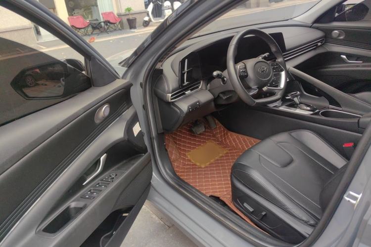 Used Hyundai Elantra 2021 1.5L CVT LUX Prestige Edition Driver Seat