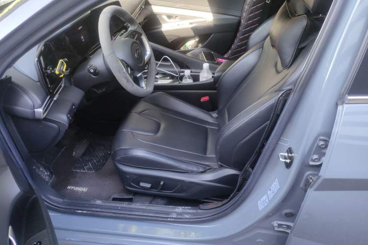 Used Hyundai Elantra 2021 1.5L CVT LUX Prestige Edition Driver Seat
