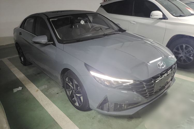 Used Hyundai Elantra 2021 1.5L CVT LUX Prestige Edition Front Right 45 Deg