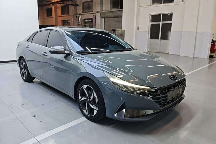 Used Hyundai Elantra 2021 1.5L CVT LUX Prestige Edition Front Right 45 Deg