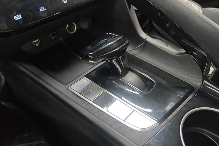Used Hyundai Elantra 2021 1.5L CVT GLX Elite Edition Gear Lever