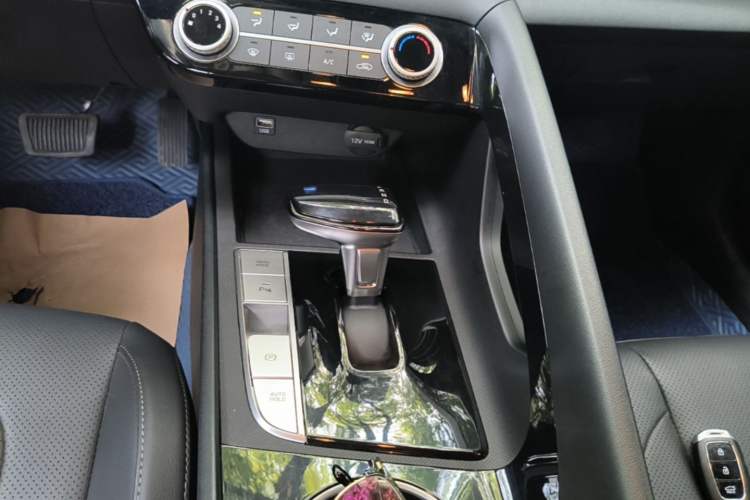 Used Hyundai Elantra 2021 1.5L CVT GLX Elite Edition Gear Lever