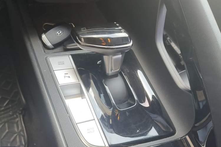 Used Hyundai Elantra 2021 1.5L CVT LUX Prestige Edition Gear Lever