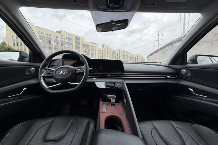 Used Hyundai Elantra 2021 1.5L CVT GLX Elite Edition Interior 2