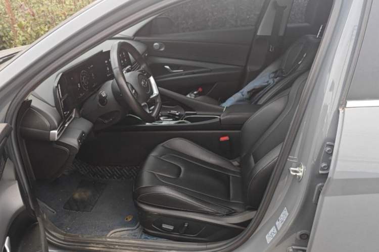 Used Hyundai Elantra 2021 1.5L CVT LUX Prestige Edition Interior 2