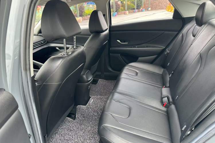 Used Hyundai Elantra 2021 1.5L CVT LUX Prestige Edition Interior 3