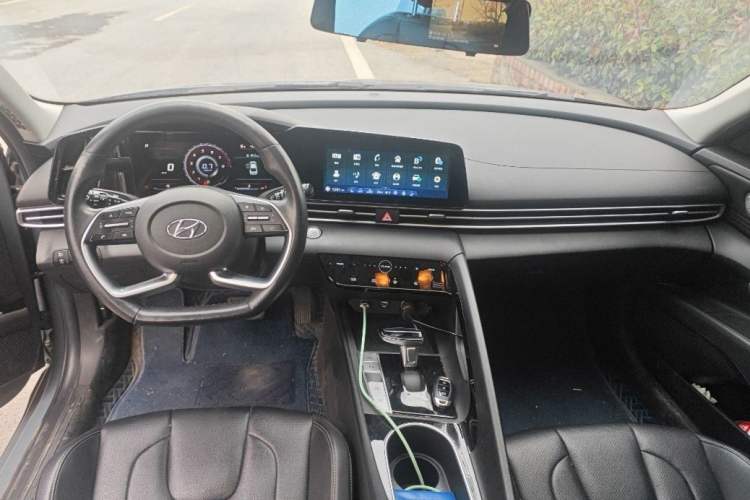 Used Hyundai Elantra 2021 1.5L CVT LUX Prestige Edition Interior 3