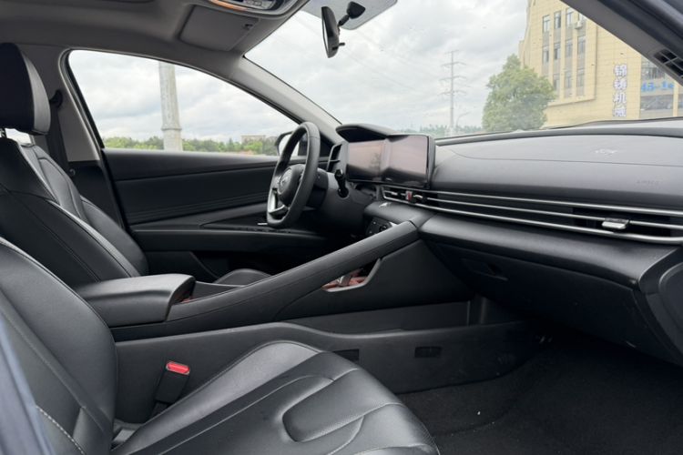 Used Hyundai Elantra 2021 1.5L CVT GLX Elite Edition Interior 4