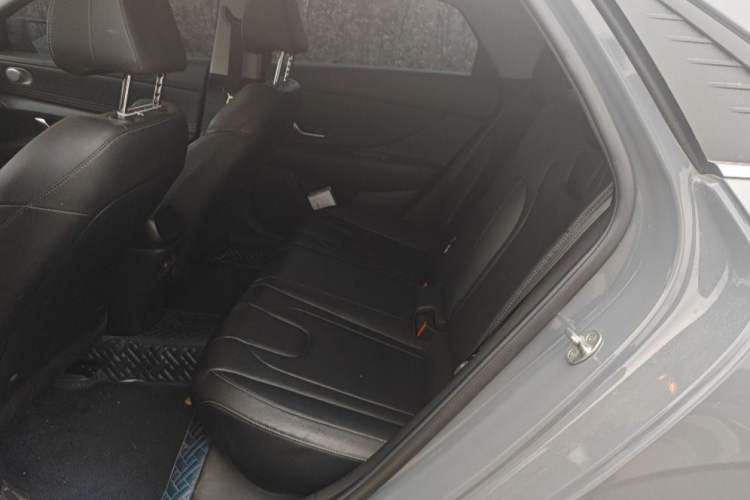 Used Hyundai Elantra 2021 1.5L CVT LUX Prestige Edition Interior 4