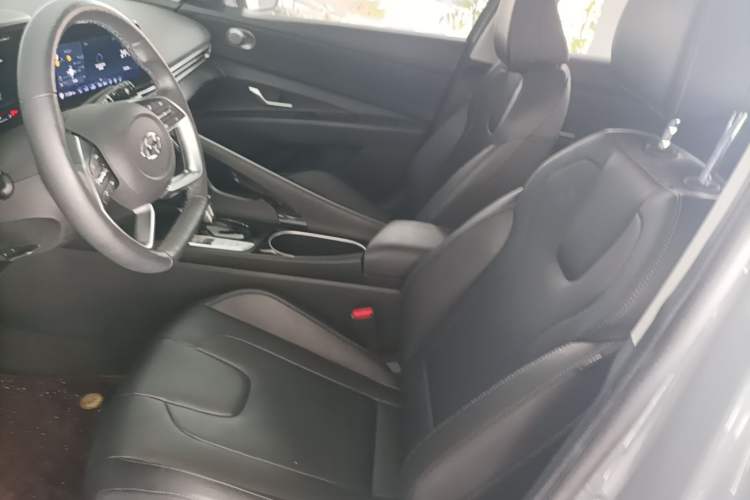 Used Hyundai Elantra 2021 1.5L CVT LUX Prestige Edition Left Front Seat