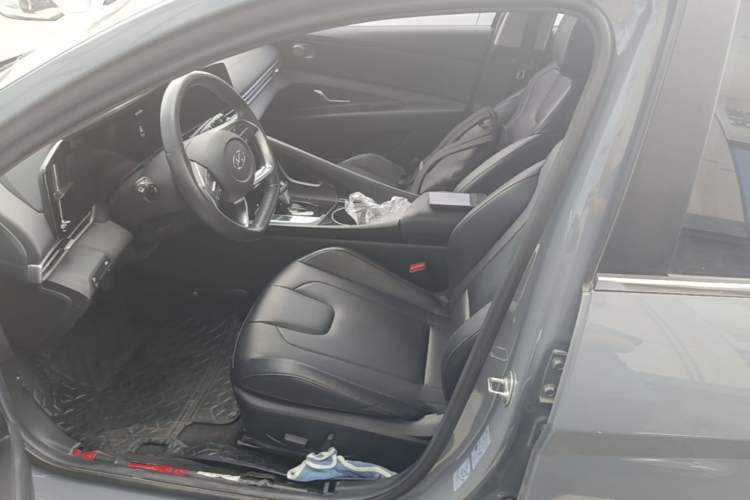 Used Hyundai Elantra 2021 1.5L CVT LUX Prestige Edition Left Front Seat