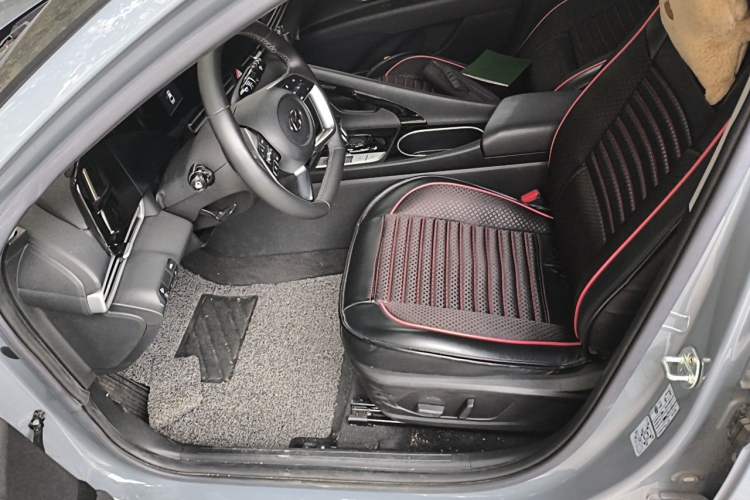 Used Hyundai Elantra 2021 1.5L CVT LUX Prestige Edition Left Front Seat