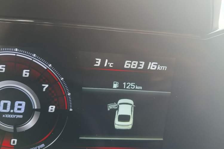 Used Hyundai Elantra 2021 1.5L CVT LUX Prestige Edition Odometer Close Up