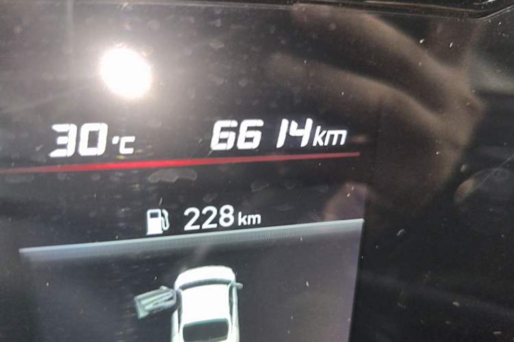 Used Hyundai Elantra 2021 1.5L CVT LUX Prestige Edition Odometer Close Up
