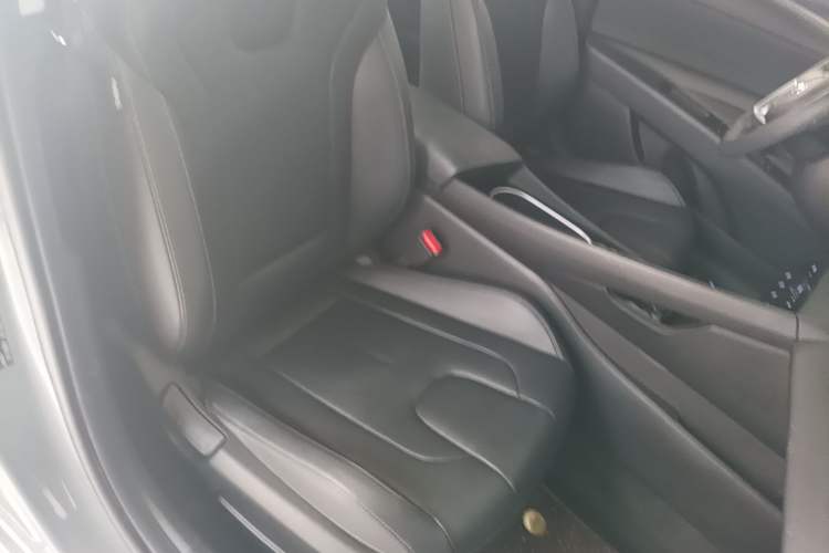 Used Hyundai Elantra 2021 1.5L CVT LUX Prestige Edition Right Front Seat