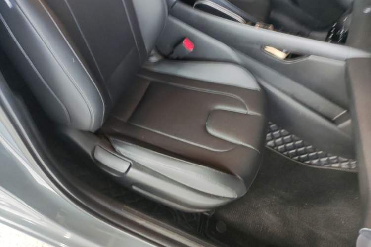 Used Hyundai Elantra 2021 1.5L CVT LUX Prestige Edition Right Front Seat