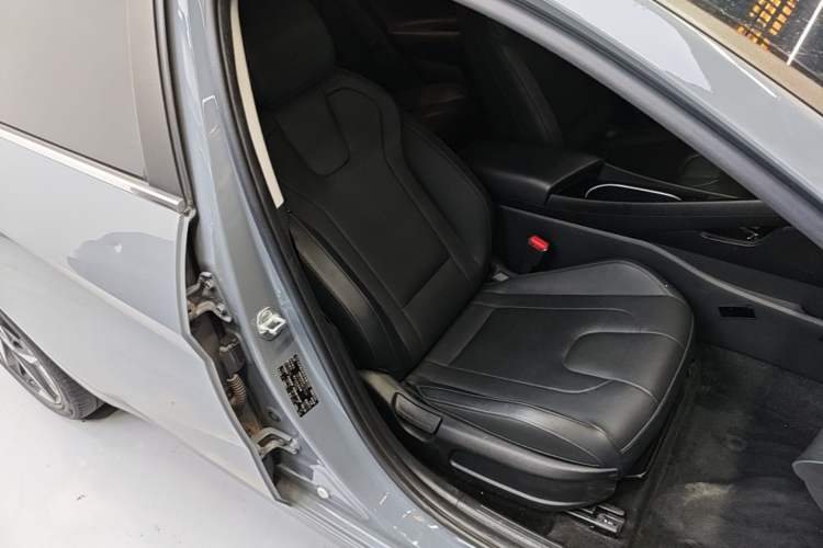 Used Hyundai Elantra 2021 1.5L CVT LUX Prestige Edition Right Front Seat