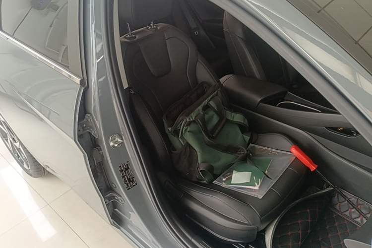 Used Hyundai Elantra 2021 1.5L CVT LUX Prestige Edition Right Front Seat