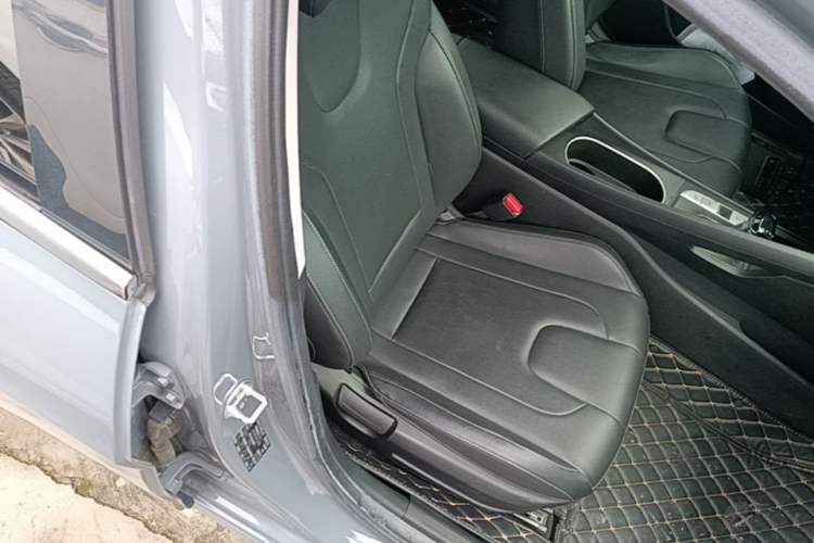 Used Hyundai Elantra 2021 1.5L CVT GLX Elite Edition Right Front Seat