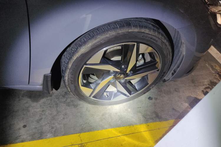 Used Hyundai Elantra 2021 1.5L CVT LUX Prestige Edition Right Front Wheel Hub