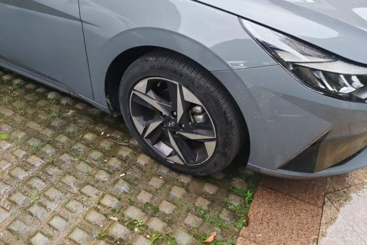 Used Hyundai Elantra 2021 1.5L CVT LUX Prestige Edition Right Front Wheel Hub