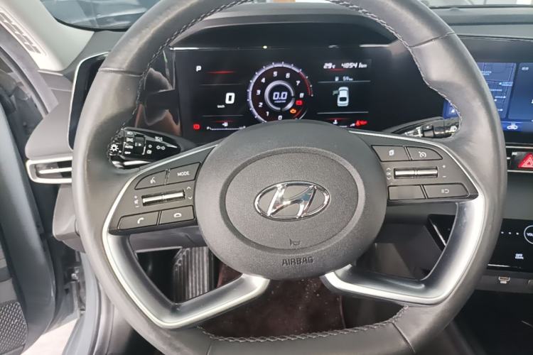 Used Hyundai Elantra 2021 1.5L CVT LUX Prestige Edition Steering Wheel