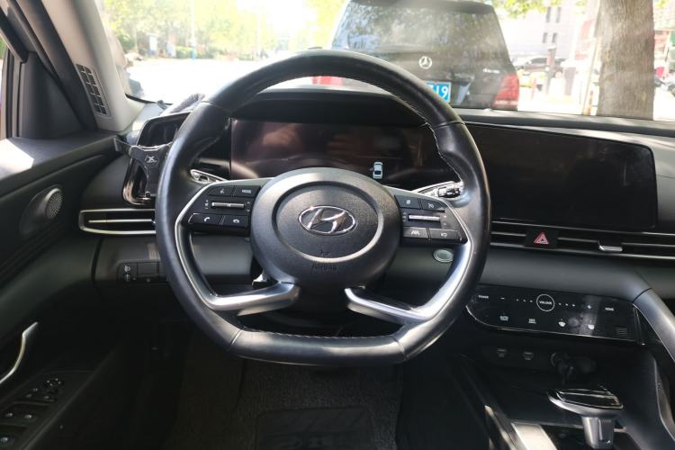 Used Hyundai Elantra 2021 1.5L CVT LUX Prestige Edition Steering Wheel